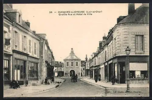 AK Oucques-la-Joyeuse, Grande Rue et Hôtel de Ville