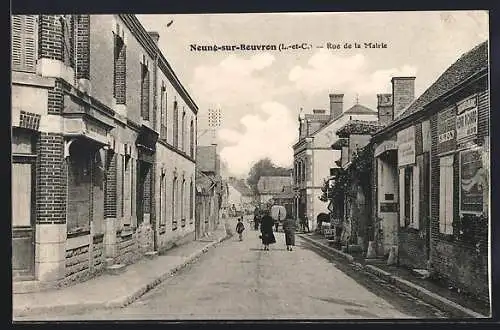 AK Neung-sur-Beuvron, Rue de la Mairie avec scènes de rue animées