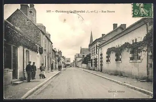 AK Ouzouer-le-Marché, Rue Neuve avec passants et maisons anciennes