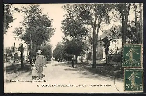 AK Ouzouer-le-Marché, Avenue de la Gare avec promeneurs