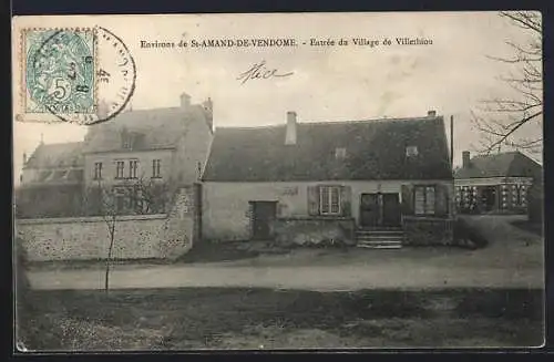 AK Villethiou, Entrée du village avec maisons anciennes