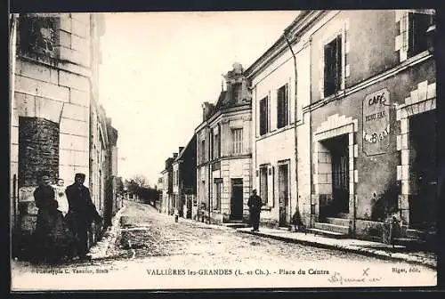 AK Vallières-les-Grandes, Place du Centre avec café et passants