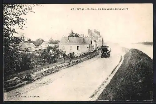 AK Veuves, La Chaussée de la Loire avec voiture ancienne circulant