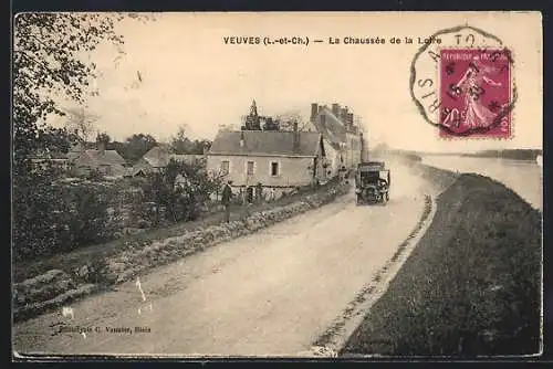 AK Veuves, La Chaussée de la Loire avec véhicule et maisons au bord de la route