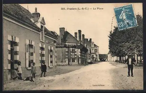 AK Pruniers, La Place avec des enfants jouant et des maisons alignées