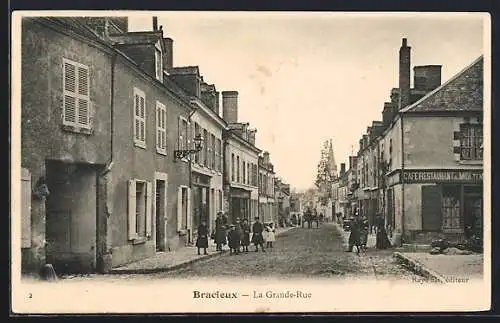 AK Bracieux, La Grande-Rue animée avec passants et commerces