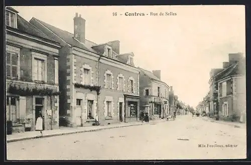 AK Contres, Rue de Selles avec bâtiments et passants