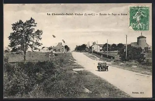 AK La Chaussée-Saint-Victor, Entrée du Pays et Route avec voiture ancienne