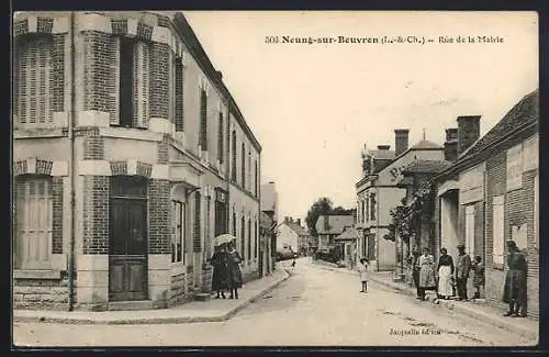 AK Neung-sur-Beuvron, Rue de la Mairie avec passants et bâtiments historiques