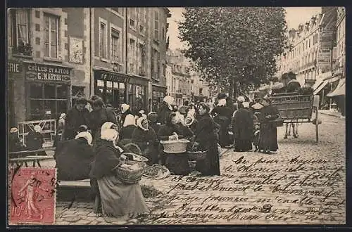 AK Blois, Marché animé sur la place avec attelages et passants en tenues traditionnelles