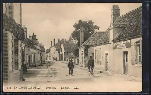 AK Bracieux, La Rue avec passants et cycliste