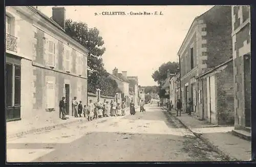 AK Cellettes, Grande-Rue animée avec habitants et maisons en pierre