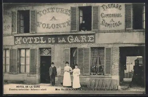 AK Salbris, Hôtel de la Gare avec personnel devant l`entrée