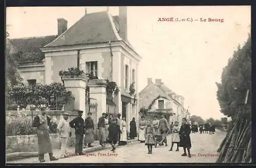 AK Angé, Le Bourg avec habitants devant des maisons historiques