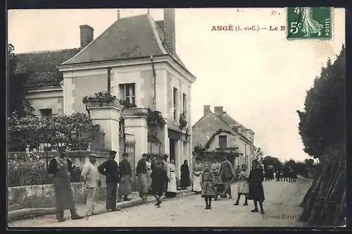 AK Angé, Le Bourg avec des habitants devant les maisons