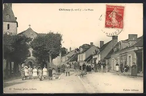 AK Chitenay, La Place avec des habitants réunis devant l`église et les maisons