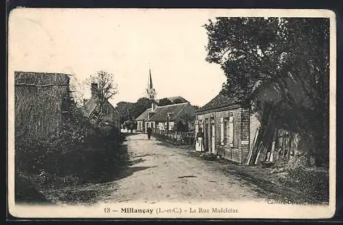 AK Millancay, La Rue Madeleine avec vue sur l`église et maisons rurales