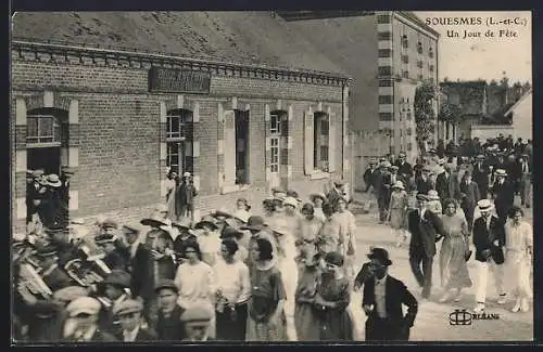 AK Souesmes, Un jour de fête avec foule animée devant un bâtiment en briques