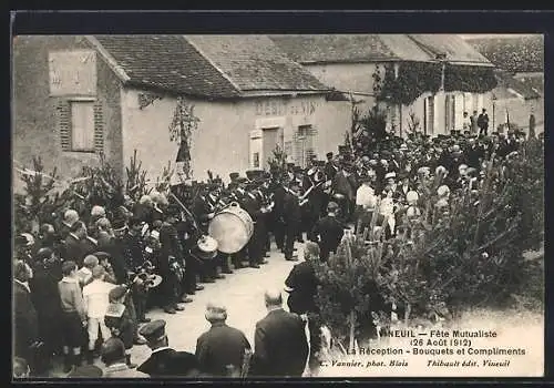 AK Vineuil, Fête Mutualiste avec fanfare et foule rassemblée