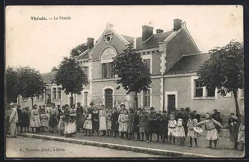 AK Thésée, La Mairie avec des enfants devant l`école