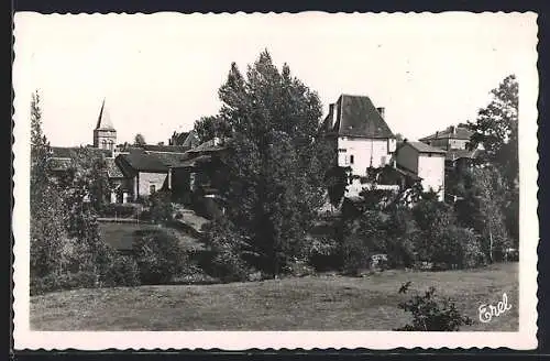 AK Saint-Laurent-sur-Gorre, Vue sur le village et le clocher parmi les arbres