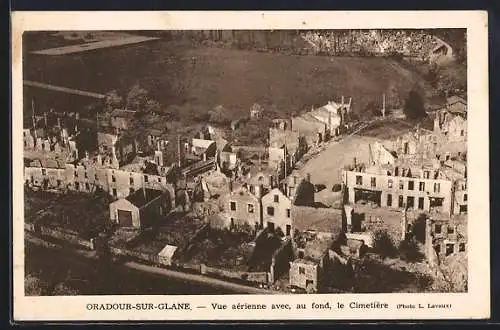 AK Oradour-sur-Glane, Vue aérienne avec, au fond, le Cimetière