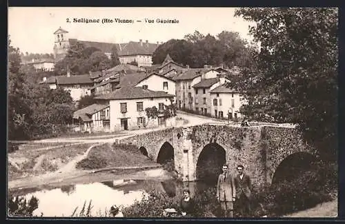 AK Solignac, Vue générale avec pont en pierre et village en arrière-plan