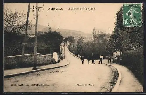 AK Ambazac, Avenue de la Gare avec passants