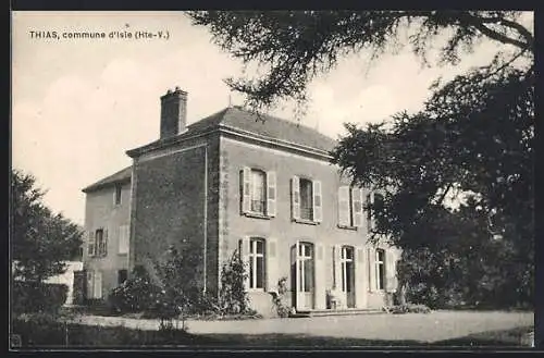 AK Thias, vue de la maison ancienne entourée de verdure