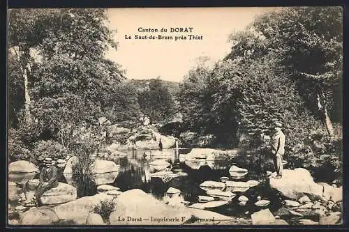 AK Dorat, Le Saut-de-Bram près Thiat avec des promeneurs et la rivière entourée de rochers