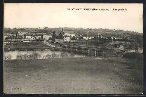 AK Saint-Victurnien, Vue générale du village et du pont sur la rivière