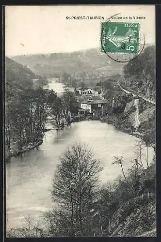 AK Saint-Priest-Taurion, Vallée de la Vienne avec vue sur la rivière et les collines environnantes