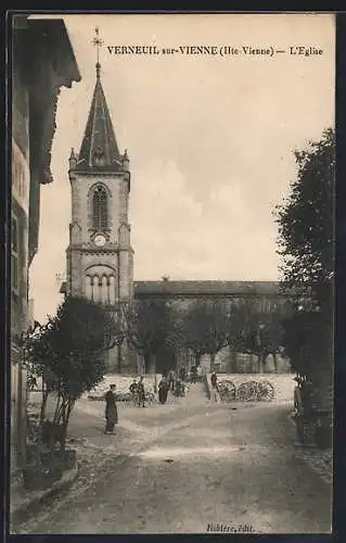 AK Verneuil-sur-Vienne, L`Église et la place animée avec habitants et charrettes