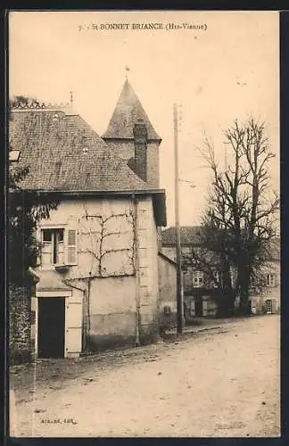 AK Saint-Bonnet-Briance, Vue sur la rue principale et bâtiment à tourelle