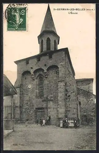 AK Saint-Germain-les-Belles, L`Église avec des habitants devant l`entrée