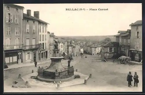 AK Bellac, Place Carnot avec fontaine et bâtiments environnants