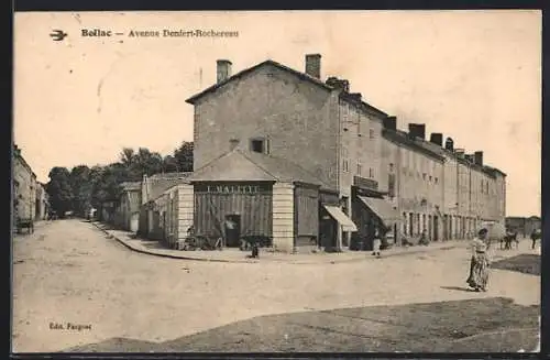 AK Bellac, Avenue Denfert-Rochereau avec coin de rue animé et bâtiments historiques