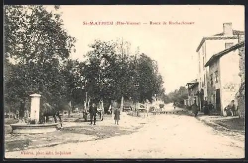 AK Saint-Mathieu, Route de Rochechouart avec passants et chevaux