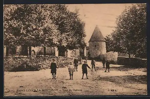 AK Saint-Léger-la-Montagne, Tour du Château avec enfants jouant devant les arbres