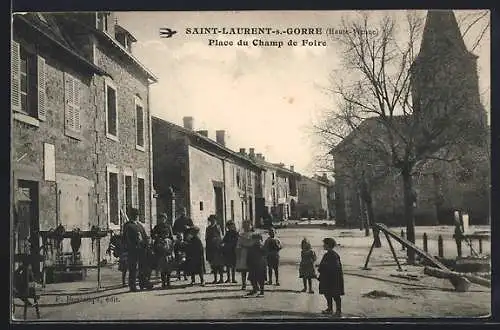 AK Saint-Laurent-sur-Gorre, Place du Champ de Foire avec des habitants et l`église en arrière-plan