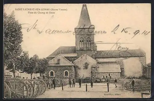 AK Saint-Laurent-sur-Gorre, Place du Champ de Foire avec église et charrettes