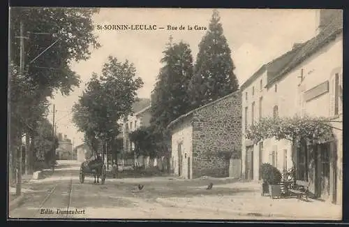 AK Saint-Sornin-Leulac, Rue de la Gare avec charrette et bâtiments en pierre