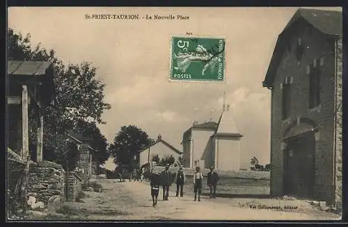 AK Saint-Priest-Taurion, La Nouvelle Place avec passants et bâtiments historiques