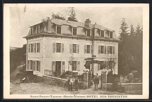 AK Saint-Priest-Taurion, Hôtel des Touristes et son entrée avec visiteurs et vélos