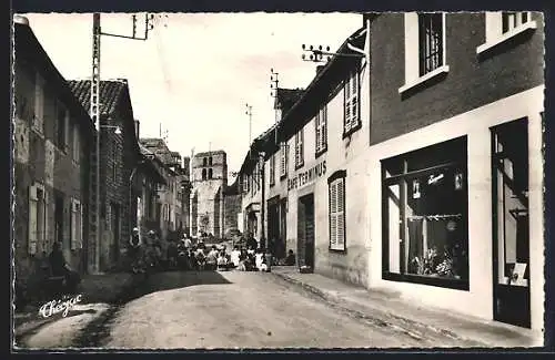 AK Saint-Priest-Ligoure, La Rue Centrale avec habitants et vue sur l`église