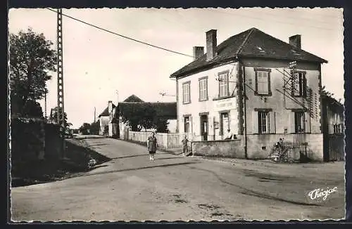 AK Saint-Priest-Ligoure, Scène de rue avec bâtiments et passant