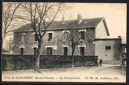 AK Saint-Mathieu, La Gendarmerie et l`entrée bordée d`arbres