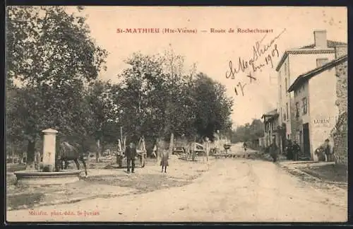 AK St-Mathieu, Route de Rochechouart avec villageois et chevaux