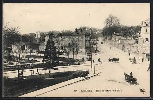 AK Limoges, Place de l`Hôtel-de-Ville avec calèches et passants