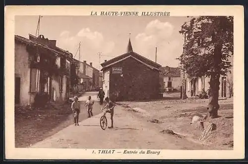 AK Thiat, Entrée du Bourg avec des enfants jouant dans la rue